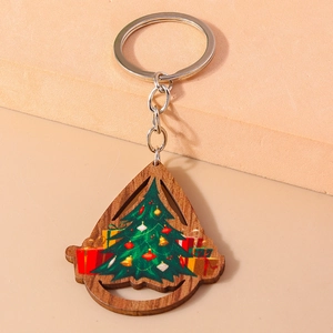Vue détaillée d'un porte-clés en bois en forme de larme avec motif d'arbre de Noël festif