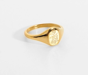 Dettaglio dell'anello a sigillo ovale con girasole inciso in acciaio inossidabile 18K