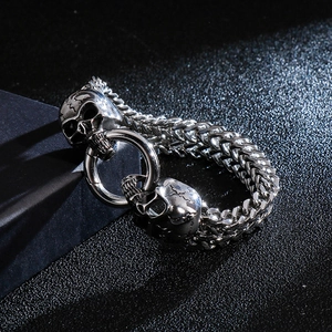 Bracelet chaîne à quille vintage en acier avec deux têtes de mort et connecteur en anneau