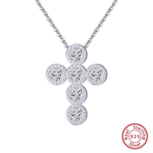 Détail macro du pendentif croix en argent sterling serti de zircons blancs étincelants