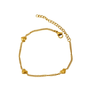 Vue détaillée d'un bracelet en chaîne dorée avec trois breloques cœur et fermoir mousqueton