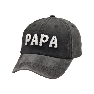 Dettaglio del cappellino grigio slavato con logo PAPA ricamato in spugna bianca