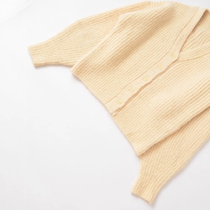 Gilet en tricot beige chic à col en V avec texture côtelée et boutons pour femmes