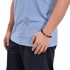 Dettaglio del bracciale con pietre da 8mm occhio di tigre e metallo su polso maschile