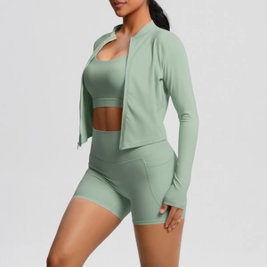 Vue détaillée de l'ensemble de yoga vert menthe avec veste zippée et short de sport