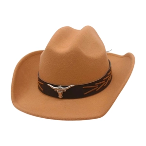 Détail d'un chapeau de cowboy marron avec bande en cuir et ornement tête de taureau argent