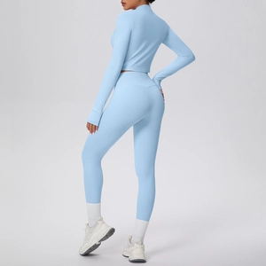 Ensemble de yoga bleu clair ajusté avec leggings et veste à passe-pouces