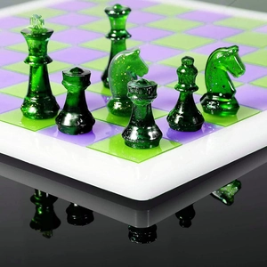 Jeu d'échecs en résine verte avec paillettes dorées et plateau violet et vert
