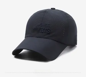 Détail de la broderie sur la casquette de baseball en mesh respirant bleu foncé