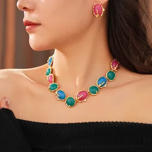 Parure de bijoux vintage avec résine colorée portée par un mannequin en pull noir
