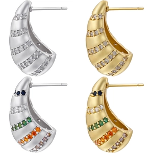 Dettaglio di orecchini a forma di C placcati in oro e argento con zirconi colorati