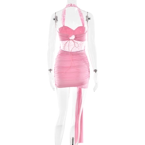 Détail de la robe mini en dentelle rose avec licou, tissu plissé et ruban au dos