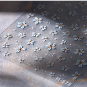 Dettaglio macro degli adesivi per unghie 3D M-575 con motivi floreali blu sfumati