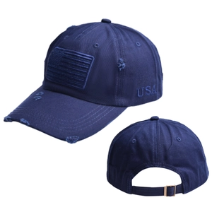 Détail de la broderie USA et texture vintage usée sur la casquette de baseball bleu marine