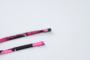 Dettaglio di spalline con stampa floreale rosa e nera con cuciture fini e laccetti