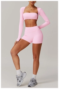 Vue détaillée du short de fitness rose à taille haute et des manchettes en tissu mat