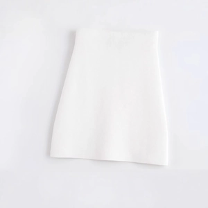Mini robe blanche avec nœud contrastant en tricot doux pour femmes élégantes