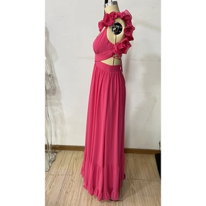 Détail de la robe en mousseline rose avec volants latéraux et découpe à la taille