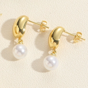 Detailansicht der 14K vergoldeten Perlenohrringe mit elegantem Schmetterlingsverschluss-Design