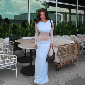 Détail de la robe bleu clair en dentelle à manches longues avec taille transparente ajustée