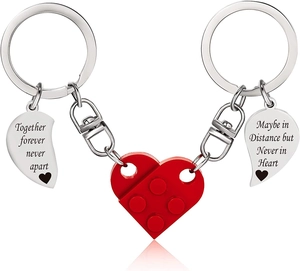 Primer plano de llavero de corazón con bloques y placas de metal grabadas para parejas