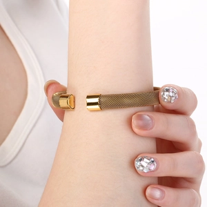 Macro dei dettagli della trama intrecciata dorata su un bracciale rigido di lusso