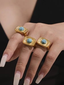 Detailansicht von drei 18K Goldringen mit Hammerschlag und Türkisperlen an der Hand
