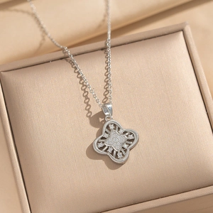Collana con fiore traforato in argento e zirconi in confezione regalo champagne