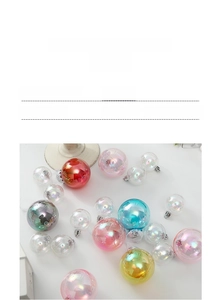Vue détaillée de boules de Noël irisées avec des surfaces électroplaquées colorées
