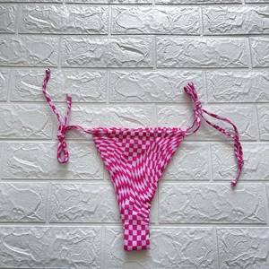 Detailansicht der Bikini-Hose mit pink-weißem Schachbrettmuster und seitlichen Bindebändern
