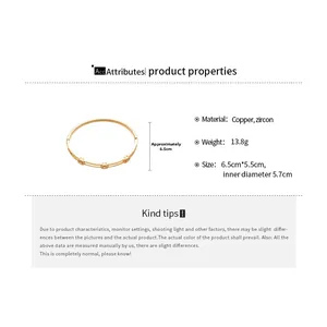 Spécifications détaillées du bracelet géométrique plaqué or montrant les matériaux cuivre et zircon