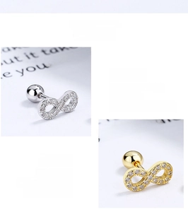 Dettaglio ravvicinato di orecchini a lobo infinito in argento sterling 925 con zirconi lucidi