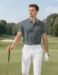 Détail d'un polo gris respirant pour homme pour le golf sur un terrain extérieur ensoleillé
