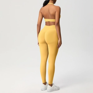 Dettaglio dei leggings da yoga gialli a vita alta e reggiseno sportivo con schiena scoperta