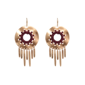 Boucles d'oreilles bohème avec disque doré, tissage bordeaux et franges métalliques