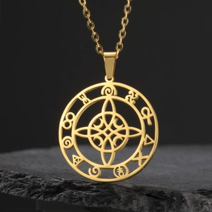 Collier en acier inoxydable doré avec pendentif nœud celtique sur un support en pierre