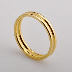 Detailed close-up of a 18k gold plated stainless steel double-layered minimalist ring
