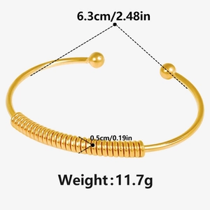 Detailed view of 18k gold plated stainless steel C-ring bracelet with size and weight info