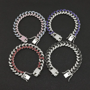Détail de quatre bracelets gourmettes colorés avec micro-pavage de strass et fermoirs carrés