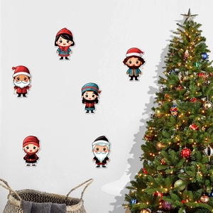 Cartoon Weihnachtsgnom Wandsticker Set auf weißer Wand neben festlichem Tannenbaum