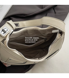Makroaufnahme der beigefarbenen Handtasche mit glattem Reißverschluss und Stoffinnenfutter