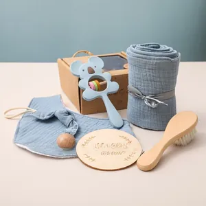 Set regalo neonato con bavaglino in mussola, sonaglio koala, spazzola e pietra miliare