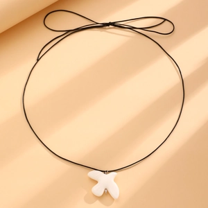 Collier minimaliste en cordon noir avec pendentif oiseau blanc et nœud élégant