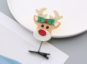 Détail d'une pince à cheveux renne de Noël en feutre avec bois en paillettes dorées