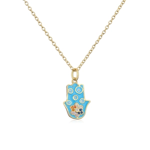 Makroaufnahme der 18K vergoldeten Hand der Fatima Kette mit Emaille und bunten Zirkonia