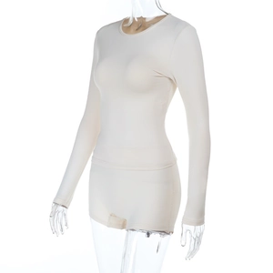 Détail du haut à manches longues beige ajusté et du short taille haute sur mannequin