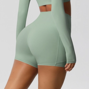 Détail de short de yoga vert menthe sans couture à taille haute avec texture mate ajustée