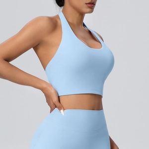 Set yoga azzurro con reggiseno sportivo e leggings a vita alta vista laterale modella