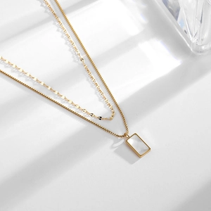 Collana a doppio strato placcata oro 18k con pendente rettangolare in madreperla bianca