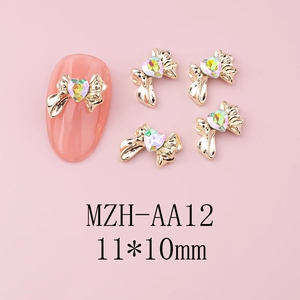 Dettaglio dei ciondoli per unghie a fiocco dorato 11x10mm con strass a cuore colorati